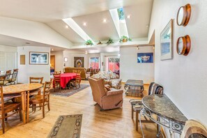 TV, fireplace, offices - 3BR Family Home | Hot Tub | Fire Pit | Dogs OK (Ocean Shores)