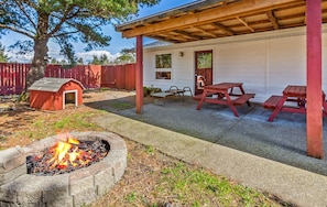 Outdoor dining - 3BR Family Home | Hot Tub | Fire Pit | Dogs OK (Ocean Shores)