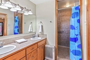 Shower, hair dryer, towels, shampoo - 3BR Family Home | Hot Tub | Fire Pit | Dogs OK (Ocean Shores)