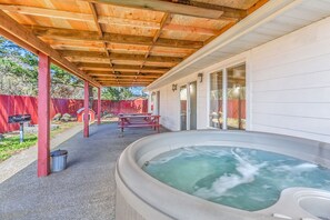 Terrace/patio - 3BR Family Home | Hot Tub | Fire Pit | Dogs OK (Ocean Shores)