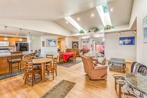 Interior - 3BR Family Home | Hot Tub | Fire Pit | Dogs OK (Ocean Shores)