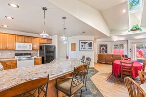 Fridge, microwave, oven, dishwasher - 3BR Family Home | Hot Tub | Fire Pit | Dogs OK (Ocean Shores)