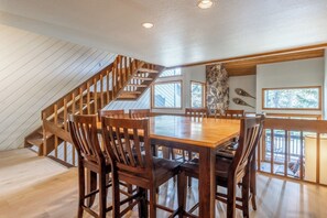 Dining - Modern 4-bedroom condo in Mammoth Lakes perfect for your getaway (Mammoth Lakes)
