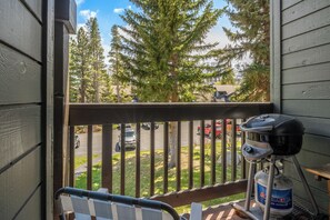 Property grounds - Modern 4-bedroom condo in Mammoth Lakes perfect for your getaway (Mammoth Lakes)