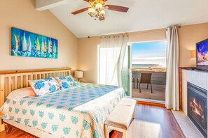 3 bedrooms, iron/ironing board, WiFi, bed sheets - Beachfront w/ Hot Tub | Sleeps 11 | Dogs OK (Ocean Shores)