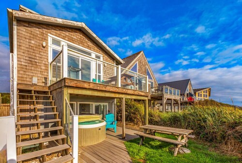 Beachfront w/ Hot Tub | Sleeps 11 | Dogs OK