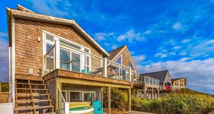 Beachfront w/ Hot Tub | Sleeps 11 | Dogs OK