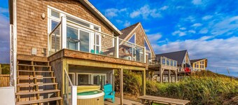 Beachfront w/ Hot Tub | Sleeps 11 | Dogs OK