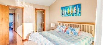 Beachfront w/ Hot Tub | Sleeps 11 | Dogs OK