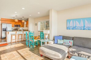 TV, fireplace, offices - Beachfront w/ Hot Tub | Sleeps 11 | Dogs OK (Ocean Shores)