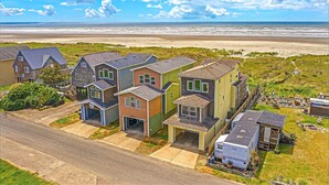 A residential area with houses, a beach, and a clear sky. - Beachfront Home w/ Hot Tub | Sleeps 9 | Dogs OK (Ocean Shores)