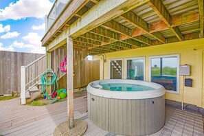 Outdoor spa tub - Beachfront Home w/ Hot Tub | Sleeps 9 | Dogs OK (Ocean Shores)