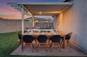 Outdoor dining - Game Lover’s Getaway - 6BR Funhouse for Big Groups (North Las Vegas)