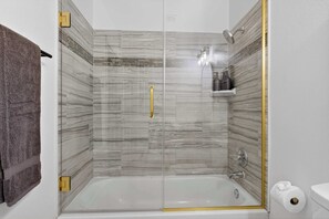 Regadera, secadora de cabello, shampoo 