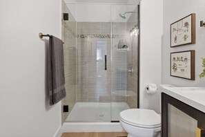 Shower, hair dryer, shampoo - Game Lover’s Getaway - 6BR Funhouse for Big Groups (North Las Vegas)