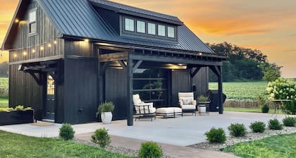 Tiny barn dominium near Danville with AC, fireplace, soaking tub, near Knobels