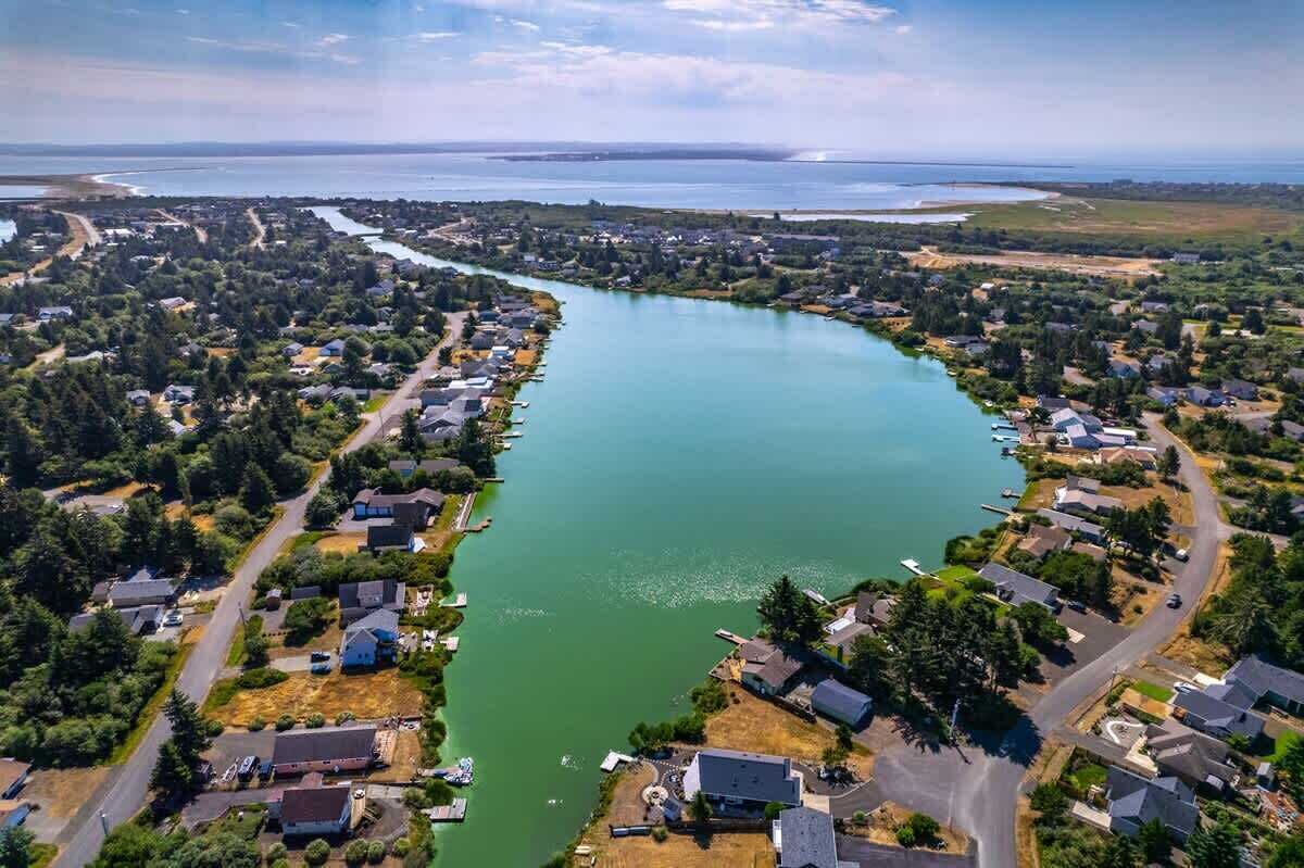 Vista aérea de una zona residencial con casas a lo largo de un río.