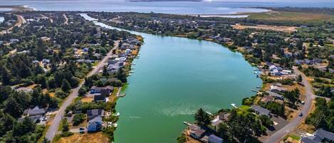 Vista aérea de una zona residencial con casas a lo largo de un río.
