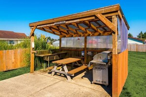 Outdoor dining - Beachfront Condo | Walk to DT | Dogs OK | Unit A (Ocean Shores)