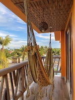 Suite superior, 1 cama de matrimonio, balcón, vistas al mar | Patio hawaiano