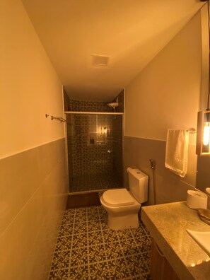 Suite Supérieure, plusieurs lits, balcon, vue plage | Salle de bain | Douche, serviettes fournies, savon, shampoing