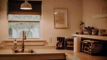 Réfrigérateur, micro-ondes, cafetière/bouilloire, grille-pain