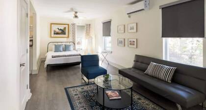 The Blue Heron-elegant urban studio in city center