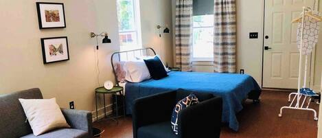 Tabla de planchar con plancha, wifi gratis y ropa de cama