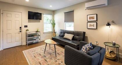 Boho Groove - urban studio with relaxing backyard