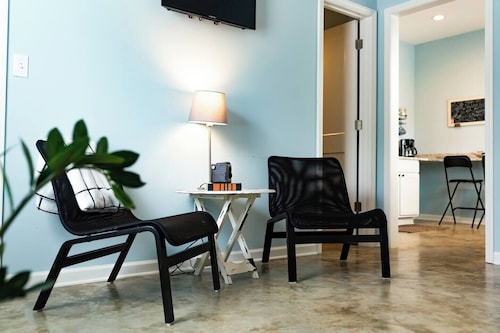 Clean & Serene Studio - easy on/off interstate