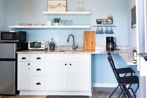 Kühlschrank, Mikrowelle, Wasserkocher mit Kaffee-/Teezubehör, Toaster