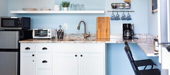 Clean & Serene Studio - easy on/off interstate