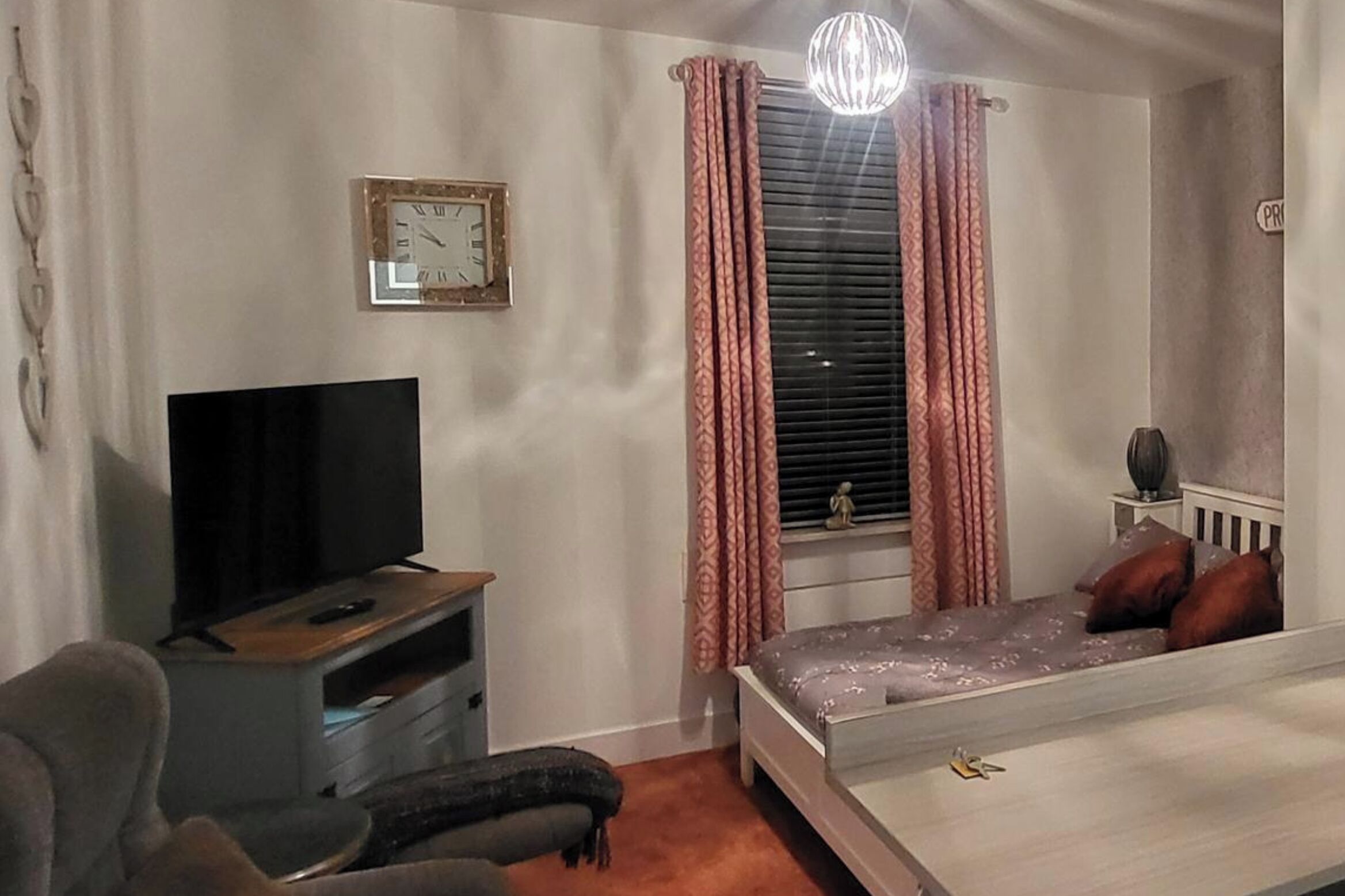 Iron/ironing board, WiFi, bed sheets