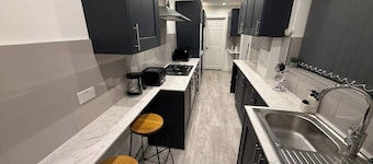 House Sleeps 8 with Parking