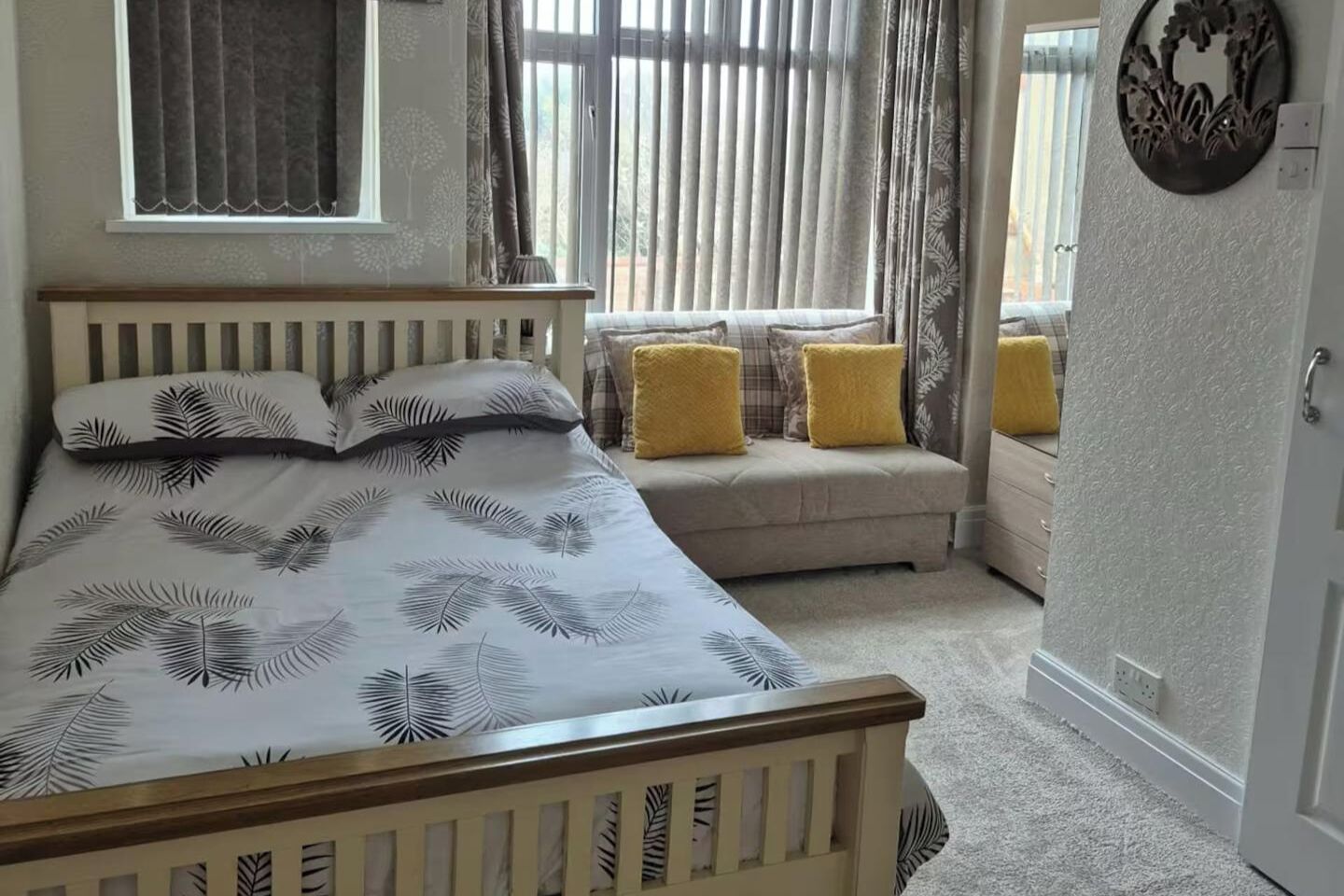 Tabla de planchar con plancha, wifi y ropa de cama 