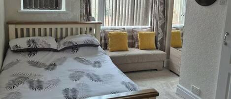 Tabla de planchar con plancha, wifi y ropa de cama