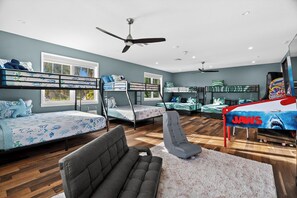 Room - Stunning pool home, steps to the beach, huge porch and space for the whole family! (Clearwater Beach)
