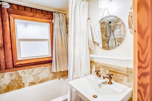 Shower - Mountain Cabin | EV Charger | Fire Pit | Dogs OK (Packwood)