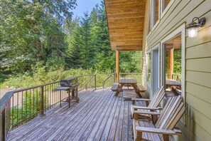 Outdoor dining - Unplugged Forest Retreat | Firepit | Near Mt Rainier (Randle)