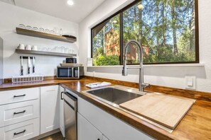 Jääkaappi, mikroaaltouuni, uuni, astianpesukone