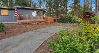 Charming Lakefront Cottage on Quiet Palmer Lake