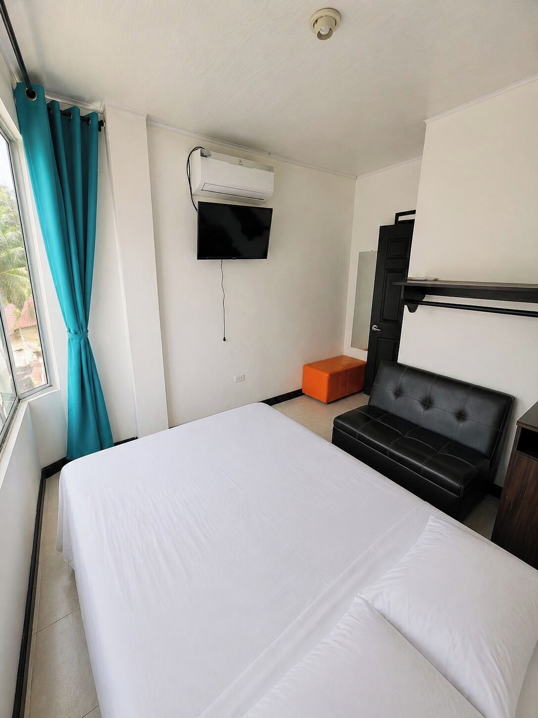 Classic Twin Room, City View | Laptop workspace