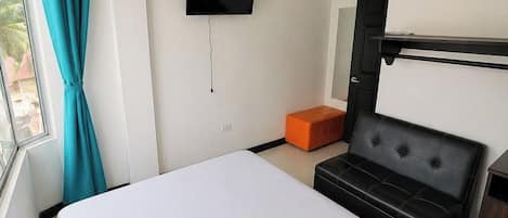 Chambre classique avec lits jumeaux, vue sur la ville | Espace de travail pour ordinateurs portables