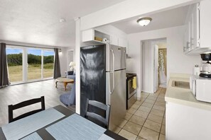 Refrigerador, microondas, horno y utensilios de cocina 