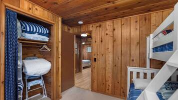 3 bedrooms, iron/ironing board, WiFi, bed sheets