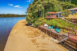 Beach nearby - 3BR Waterfront Retreat | Firepit | Hot Tub (Shelton)