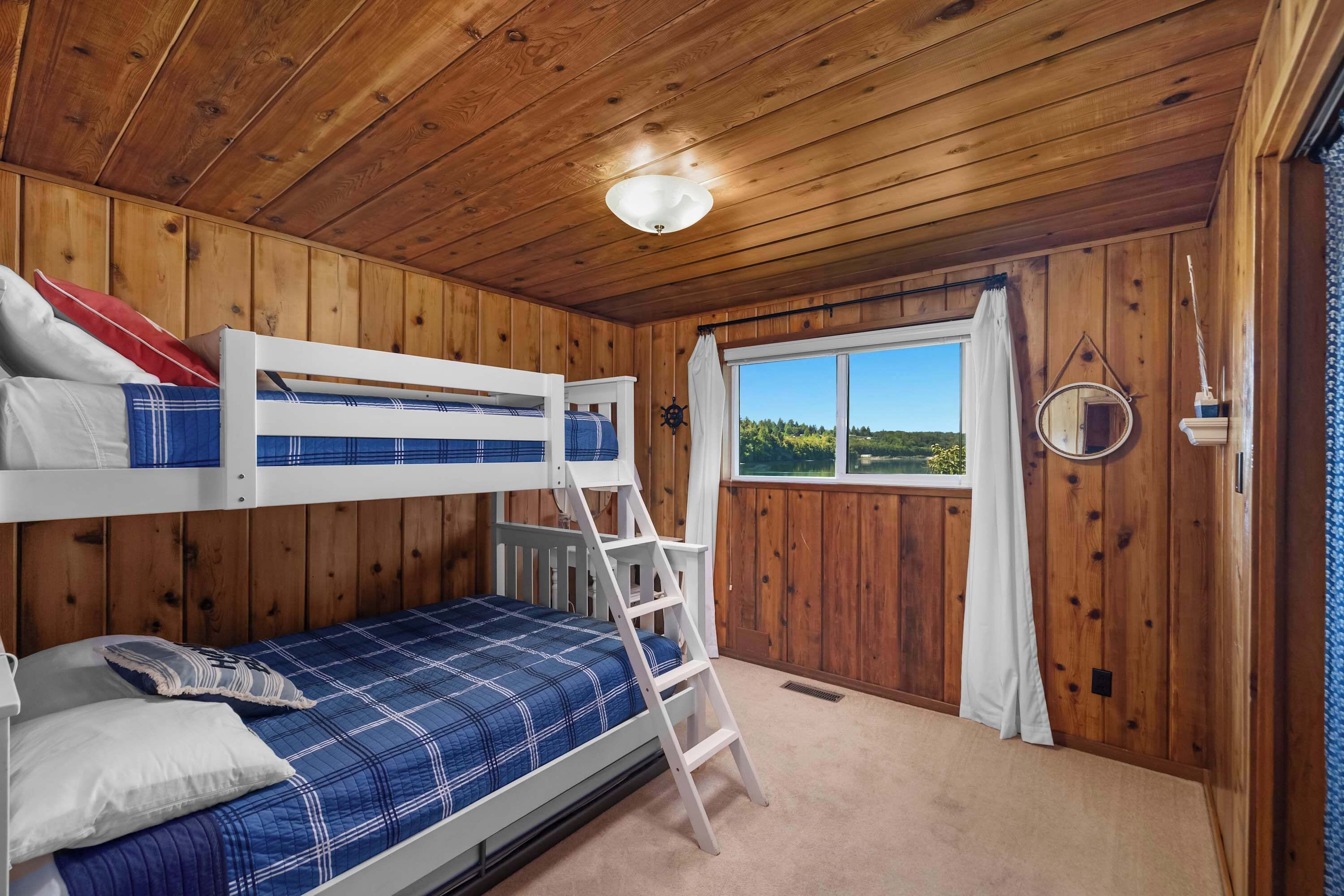 3 habitaciones, tabla de planchar con plancha, wifi y ropa de cama 