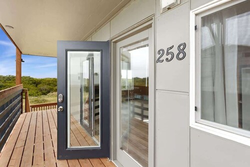 2BR Oceanview Condo | Walk to Beach | Sleeps 6