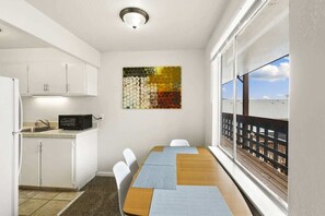 Dining - 2BR Ocean Shores Condo | Fireplace | Sleeps 4 (Ocean Shores)