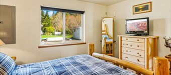 3BR Waterfront Retreat | Hot Tub | Private Deck